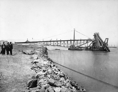 Dragado del Canal de Suez, c.1870s de European Photographer